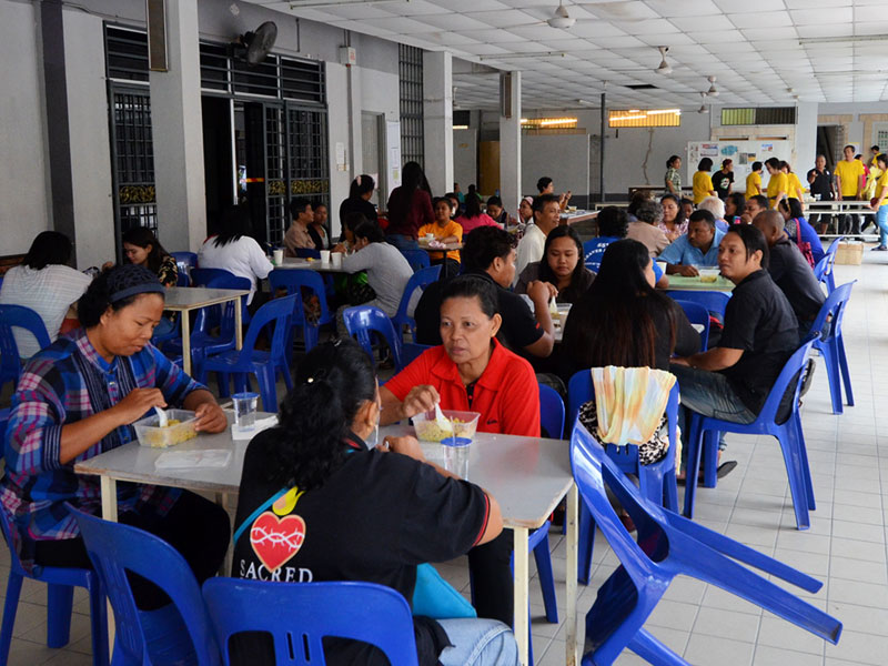 SOA members serving breakfast