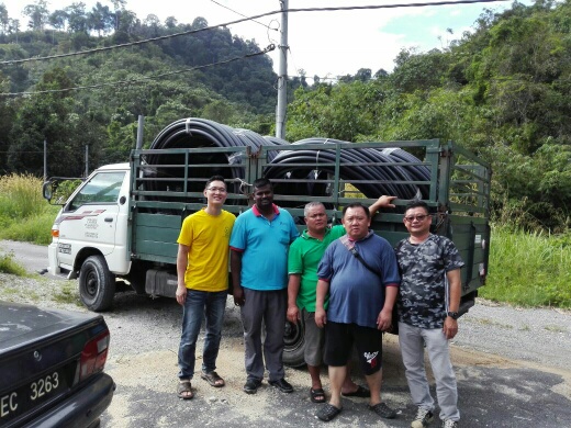 SOA team at Kg Sinju for water pipe installation
